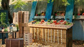 local bio produtos em exibição às agricultores mercado ficar de pé com fresco orgânico agrícola produzir. vários colorida eco sazonal frutas e legumes em mesa às justo ou colheita festival. foto