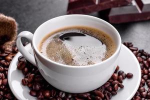 uma xícara de café fresco e perfumado da manhã para um começo de dia alegre