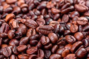 grãos de café torrado fresco, close-up contra um fundo escuro
