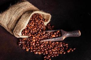 grãos de café torrado fresco, close-up contra um fundo escuro