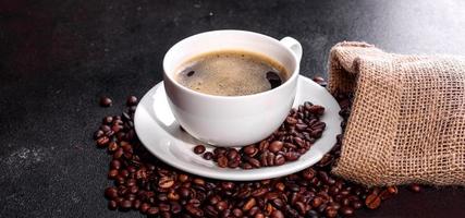 uma xícara de café fresco e perfumado da manhã para um começo de dia alegre foto
