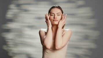 confiante mulher usando hidratante facial creme para beleza rotina, criando Novo de Anúncios campanha para brilhando produtos. alegre sensual menina posando em Câmera para anunciar nutritivo luminoso olhar. foto