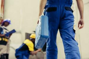 diverso equipe do técnicos contraído para reparar estragado ar condicionador. colegas pesquisando malfuncionando ventilador ventilador causando congeladas evaporador bobina, resultante dentro reduzido resfriamento desempenho foto