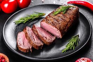 bife de lombo com batata, cebola e tomate cereja foto