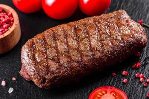 bife de lombo com batata, cebola e tomate cereja foto