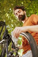 detalhado tiro do moderno bicicleta cadeia ser meticulosamente lubrificado com graxa para seguro ao ar livre lazer. a imagem mostra bicicleta disco freio anel ser untado de masculino ciclista Como verão manutenção foto