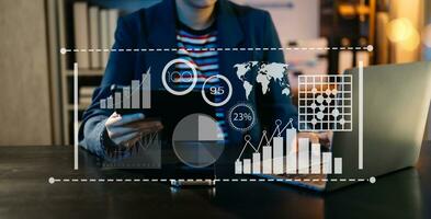 dados do relatório financeiro do balanço de operações de negócios e demonstração de resultados e diagrama como reunião de equipe de fintech concept.business. tablet digital e computador portátil. foto