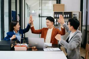 ásia equipe e advogados discutindo contrato papéis colega de trabalho, trabalho em equipe a comemorar conquista.conceitos do lei, conselho, legal Serviços. foto