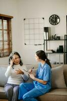 mãos femininas asiáticas tocando a velha mão feminina ajudando as mãos a cuidar do conceito de idoso no hospital foto