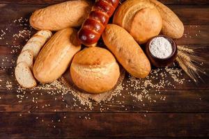 pão branco recém-assado em um fundo de concreto marrom foto