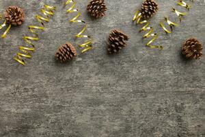 Novo ano composição. Natal decoração fundo com pinho cones. topo Visão com cópia de espaço foto