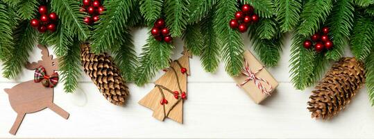 topo Visão do abeto árvore e Novo ano decorações em de madeira fundo. bandeira Natal conceito com cópia de espaço foto