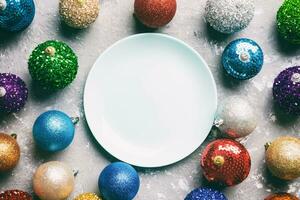 vista superior do prato vazio cercado com enfeites coloridos em fundo de cimento. decorações de ano novo. conceito de véspera de natal foto