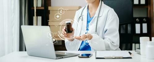 médico de medicina usando tablet digital e smartphone diagnostica prontuário eletrônico virtual na interface. saúde digital e rede na tecnologia de tela virtual foto