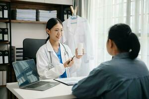 médicos explicam o uso de medicamentos aos pacientes. conceito de saúde e médico. foto