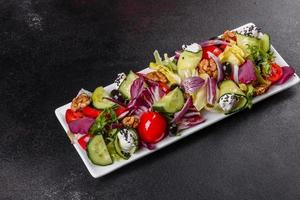 salada saudável com tomate cereja, azeitonas orgânicas