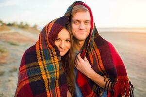 estilo de vida retrato do dois romântico jovem bonita pessoas abraços e ter ótimo Tempo junto. alegre casal dentro amor ter Diversão e rindo . brilhante tarde dourado cores. foto