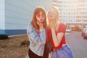 estilo de vida verão retrato do dois lindo mulheres. rua estilo olhar. fofoca garotas. foto