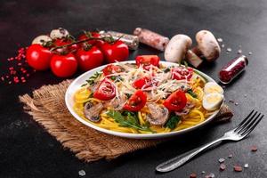 espaguete com cogumelos, queijo, espinafre, rukkola e tomate cereja