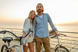 atraente feliz casal viajando dentro verão em bicicletas foto