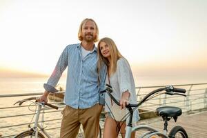 atraente feliz casal viajando dentro verão em bicicletas foto