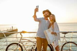 atraente feliz casal viajando dentro verão em bicicletas foto