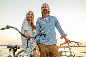 atraente feliz casal viajando dentro verão em bicicletas foto