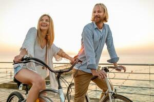 atraente feliz casal viajando dentro verão em bicicletas foto