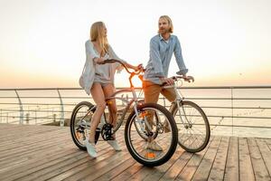 atraente feliz casal viajando dentro verão em bicicletas foto