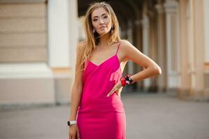 elegante atraente mulher vestindo Rosa sexy verão vestir caminhando dentro rua foto