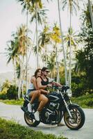 jovem casal dentro amor, equitação uma motocicleta, abraço, paixão, livre espírito foto