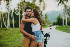 jovem casal dentro amor, equitação uma motocicleta, abraços, paixão, livre espírito, vintage, moderno, foto