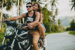 jovem casal dentro amor, equitação uma motocicleta, abraço, paixão, livre espírito foto