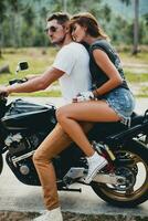 jovem casal dentro amor, equitação uma motocicleta, abraço, paixão, livre espírito foto