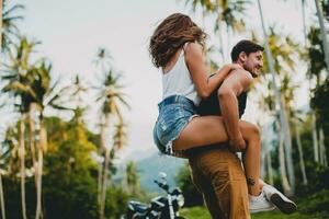 jovem casal dentro amor, equitação uma motocicleta, abraço, paixão, livre espírito foto