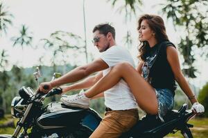 jovem casal dentro amor, equitação uma motocicleta, abraço, paixão, livre espírito foto