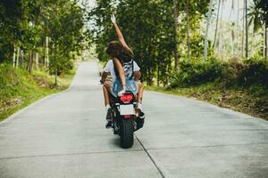 jovem casal dentro amor, equitação uma motocicleta, abraço, paixão, livre espírito foto