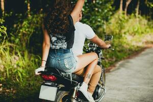 jovem casal dentro amor, equitação uma motocicleta, abraço, paixão, livre espírito foto