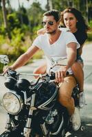 jovem casal dentro amor, equitação uma motocicleta, abraço, paixão, livre espírito foto