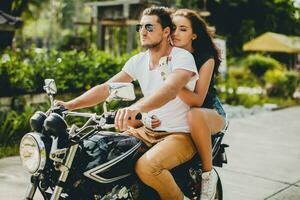 jovem casal dentro amor, equitação uma motocicleta, abraço, paixão, livre espírito foto