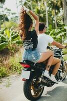 jovem casal dentro amor, equitação uma motocicleta, abraço, paixão, livre espírito foto