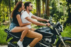 jovem casal dentro amor, equitação uma motocicleta, abraço, paixão, livre espírito foto