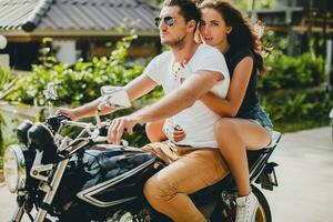 jovem casal dentro amor, equitação uma motocicleta, abraço, paixão, livre espírito foto