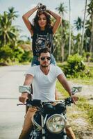 jovem casal dentro amor, equitação uma motocicleta, abraço, paixão, livre espírito foto