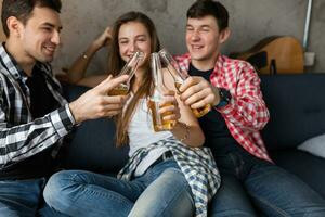 feliz jovem pessoas tendo diversão, amigos festa às casa foto