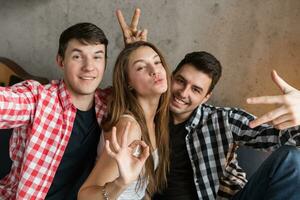 feliz jovem pessoas tendo diversão, amigos festa às casa foto