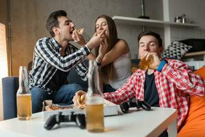 feliz jovem pessoas tendo diversão, amigos festa às casa foto