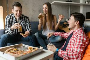 feliz jovem pessoas tendo diversão, amigos festa às casa foto