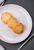 delicioso fresco doce queijo panquecas com passas de uva e canela foto