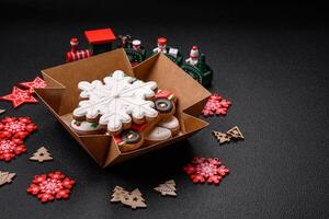 lindo festivo Natal Pão de gengibre fez de mão com decoração elementos foto